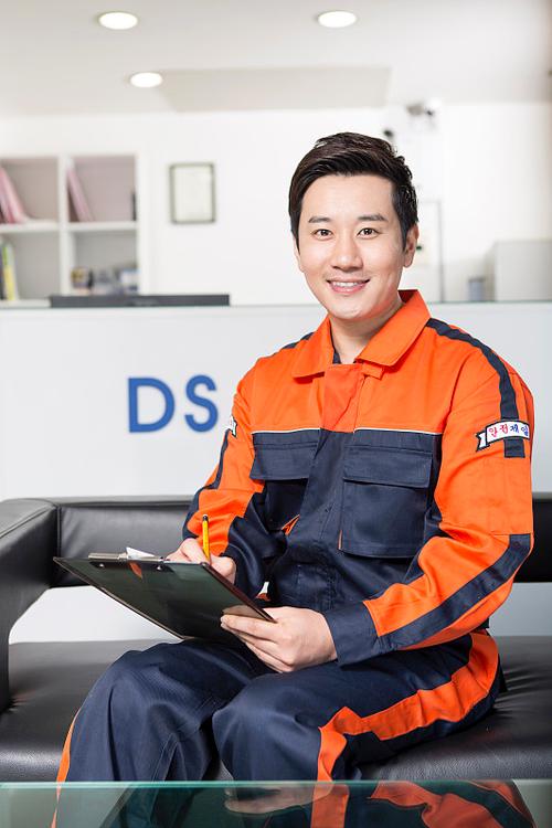 汽车修理厂的汽车修理工图片